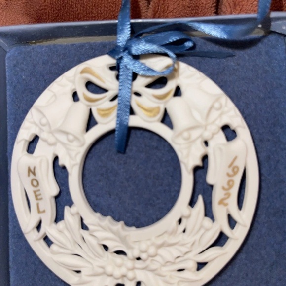 Elegant Cream Holiday Ornament Wedgwood 1992 - Picture 2 of 2